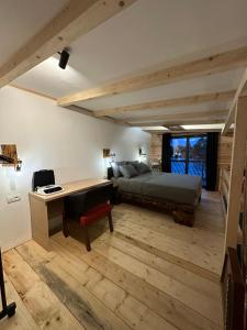 Schlafzimmer mit einem Bett, einem Schreibtisch und einem Schreibtisch in der Unterkunft Meris in Ulcinj