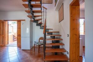 uma escada em espiral num quarto com um frigorífico em Casa Margherita Cefalù - Villa con accesso privato al mare em Cefalù