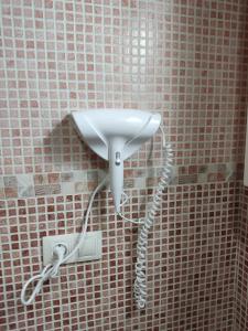 ein weißes Waschbecken im Bad mit Telefon in der Unterkunft Luz de la Avenida in Tomelloso