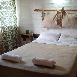 a bed with two towels on top of it at Complejo Solitudine in Cacheuta