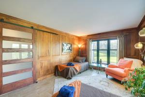uma sala de estar com paredes de madeira e uma porta de correr em Knoxville Area Getaway on 22 Acres with Pond Access! em Galesburg