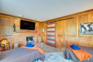 2 camas en una habitación con chimenea en Knoxville Area Getaway on 22 Acres with Pond Access!, en Galesburg
