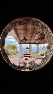 - Vistas circulares a la sala de estar con mesa en Case Quattrocchi en Lipari