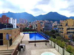 Blick auf die Stadt mit Pool in der Unterkunft Bogota Apartamento Tipo Loft Chapinero in Bogotá