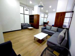 ein Wohnzimmer mit einem Sofa und einem Tisch in der Unterkunft Bogota Apartamento Tipo Loft Chapinero in Bogotá