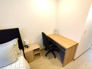 Schlafzimmer mit einem Schreibtisch mit einem Stuhl und einem Bett in der Unterkunft Bogota Apartamento Tipo Loft Chapinero in Bogotá