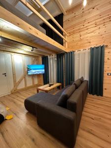 ein Wohnzimmer mit einem Sofa und einem Flachbild-TV in der Unterkunft Meris in Ulcinj