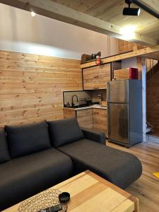 ein Wohnzimmer mit einem Sofa und einem Kühlschrank in der Unterkunft Meris in Ulcinj