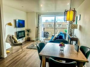 Μια τηλεόραση ή/και κέντρο ψυχαγωγίας στο FruitTrees Serviced Apartment