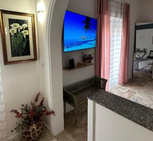 Zimmer mit einem Flachbild-TV an der Wand in der Unterkunft Sweet Dreams Rooms in Brindisi