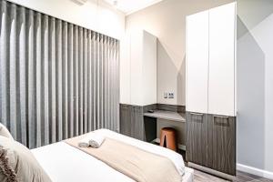 1 dormitorio con 2 camas y espejo en 2bedroom apartments at Menlyn Maine on 16th, en Pretoria