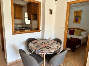 Łóżko lub łóżka w pokoju w obiekcie Homely Apartments Alcatri