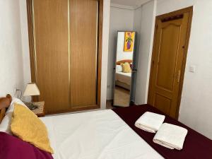 Łóżko lub łóżka w pokoju w obiekcie Homely Apartments Alcatri