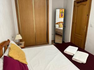Łóżko lub łóżka w pokoju w obiekcie Homely Apartments Alcatri