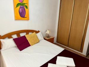 Łóżko lub łóżka w pokoju w obiekcie Homely Apartments Alcatri