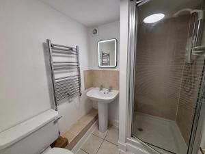 Bilik mandi di Haymarket Hostel