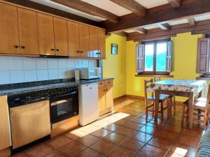BrezにあるApartamentos Las Rocas de Brezの黄色の壁のキッチン(テーブル付) +57枚の写真