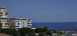 卡塔尼亞的住宿－霍特住宿加早餐旅館，一座大型公寓楼,以大海为背景