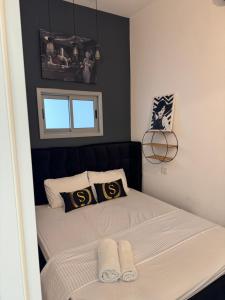 a small bedroom with a bed and a window at Sweet li in Ashqelon