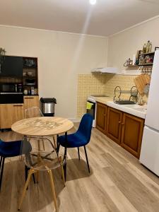 eine Küche mit einem Tisch und Stühlen in der Unterkunft Chez Olivia in Melle