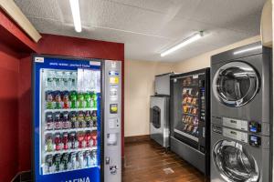 una máquina de refrescos en una habitación junto a una lavadora en Red Roof Inn Enfield, en Enfield