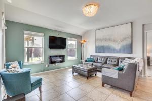 Χώρος καθιστικού στο Chic and Relaxing Katy Escape with Community Pool!