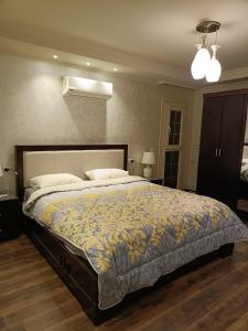een slaapkamer met een groot bed in een kamer bij LUXURY APARTMENT Dokki in Caïro