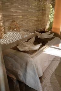 una pila de toallas sentadas encima de una cama en Estalagem D'Ajuda, en Arraial d'Ajuda