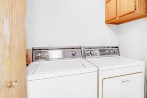 uma máquina de lavar e secar roupa branca num quarto em Lighthouse Cove Condo Resort em Wisconsin Dells