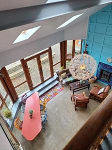 vista sul soffitto di un soggiorno con sedie e tavoli di Lus Mor a Roundwood