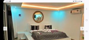 um quarto com uma cama e um espelho em Ayras Hotel Zanzibar em Paje