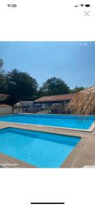 una foto di una piscina con acqua blu di Les Catalpas *** charmant mobilhome à louer a Saint-Georges-de-Didonne