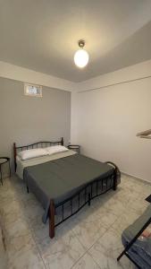 sypialnia z dużym łóżkiem w pokoju w obiekcie Blue Mind House w mieście Nea Kios