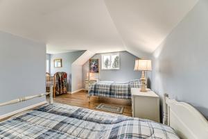 - une chambre mansardée avec 2 lits dans l'établissement Awesome Geneva Home with Patio Near Seneca Lake!, à Geneva