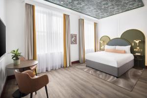 Postel nebo postele na pokoji v ubytování The Welbeck Hotel by IHG