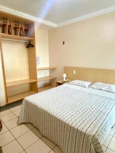 a bedroom with a large bed in a room at Flat perto dos parques termais in Rio Quente