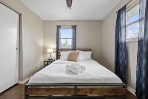 Postel nebo postele na pokoji v ubytování Housepitality - The Woodward Park Charmer - 4BR