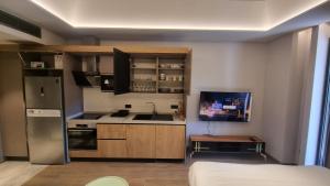 une cuisine avec un évier et un réfrigérateur dans l'établissement The Diamond in City luxury suites by Cozy, à Accra