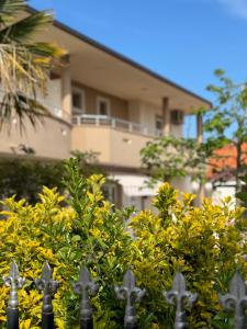 una valla con cruces delante de un edificio en Guesthouse Domenik en Ulcinj