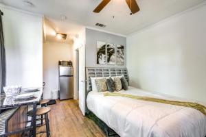 - une chambre avec un lit, un bureau et un réfrigérateur dans l'établissement Lovely Clarksdale Studio Less Than 2 Mi to Downtown!, à Clarksdale