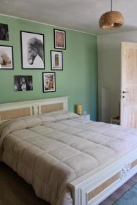 1 cama grande en un dormitorio con paredes verdes en Domo Galàna, en Irgoli