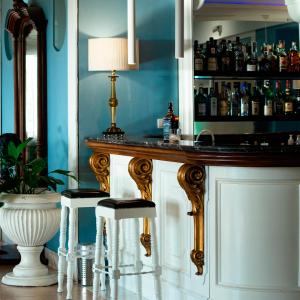 un bar con due sgabelli di fronte a un bancone di Hotel Sinuessa Terme a Mondragone