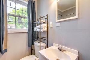 Bilik mandi di Lovely Clarksdale Studio Less Than 2 Mi to Downtown! +16 gambar