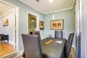 Ruang duduk di Clarksdale Home Close to Music Festivals! +13 gambar