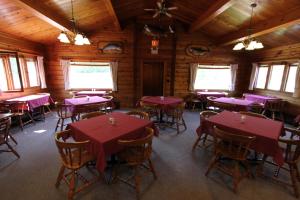 Un restaurante o sitio para comer en Dalton Trail Lodge