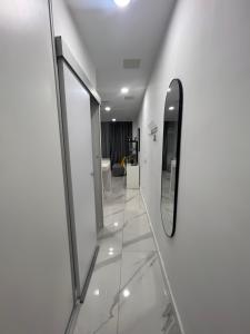 ラスパルマス・デ・グランカナリアにあるCanteras Beachの鏡付きの廊下、バスルーム
