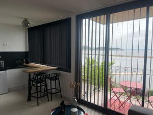 cocina con balcón con vistas al océano en Le Lodge, en Martigues 13 fotos más