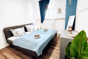 1 dormitorio con 1 cama con 2 toallas en BackHome - Fantastische Schlosslage, SmartTV, Waschtrockner, Netflix, 70qm, 24h Checkin - Apartment 6 en Ludwigsburg