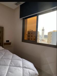 1 dormitorio con cama blanca y ventana en Nador Jadid Hay AL Matar 10 6, en Nador