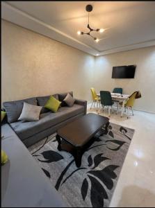een woonkamer met een bank en een tafel bij Nador Jadid Hay AL Matar 10 6 in Nador
